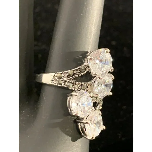 Silver Tone Ring With Clear Stones & Marcasite Accents Signed GR Size 4.5 (R83) - Picture 3 of 9